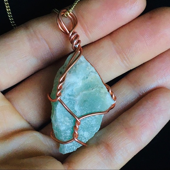 Wire Wrapped Green Stone on a Vintage Gold Tone Chain Necklace - Picture 8 of 13